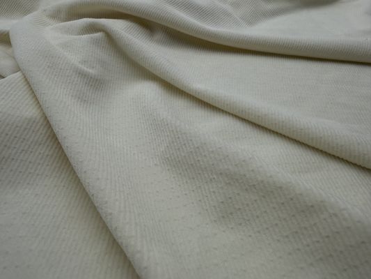 Erleben Sie den Komfort und die Strapazierfähigkeit von Micro-Elastic-Velvet-Stoff für Ihre Kleidung