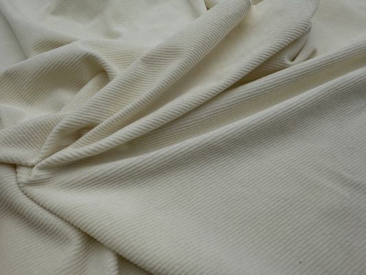 Erleben Sie den Komfort und die Strapazierfähigkeit von Micro-Elastic-Velvet-Stoff für Ihre Kleidung